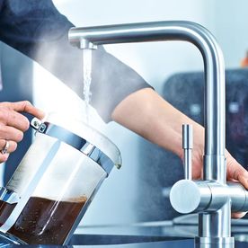 Enkelgats Koudwaterkraan – Hoogwaardig Messing – Hoge Gebogen Uittrede – Chroom Afwerking – Inclusief Slangen En Montagemateriaal – Voor Keuken, Badkamer, Caravan En Buiten